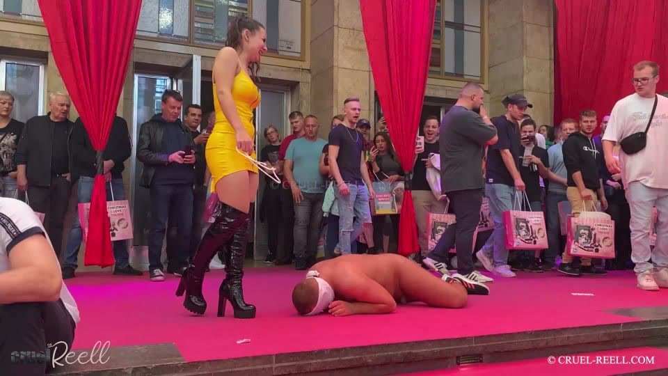 Cruel Cruel Cruel Reell – Venus Berlin  Public Ballbusting galery screen 3