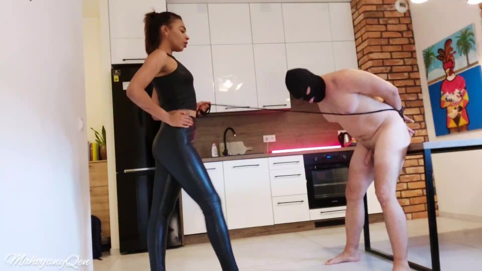 Mahoganyqen – Bare Feet Ballbusting And Knee Kicks