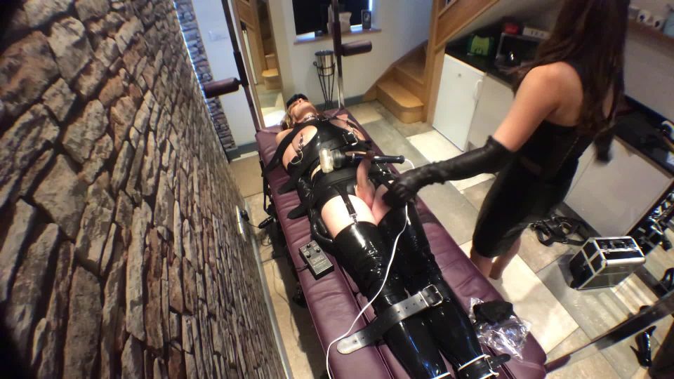 Gynarchy Goddess – Edging E Stim Nipple Play On My Bound Latex Slave