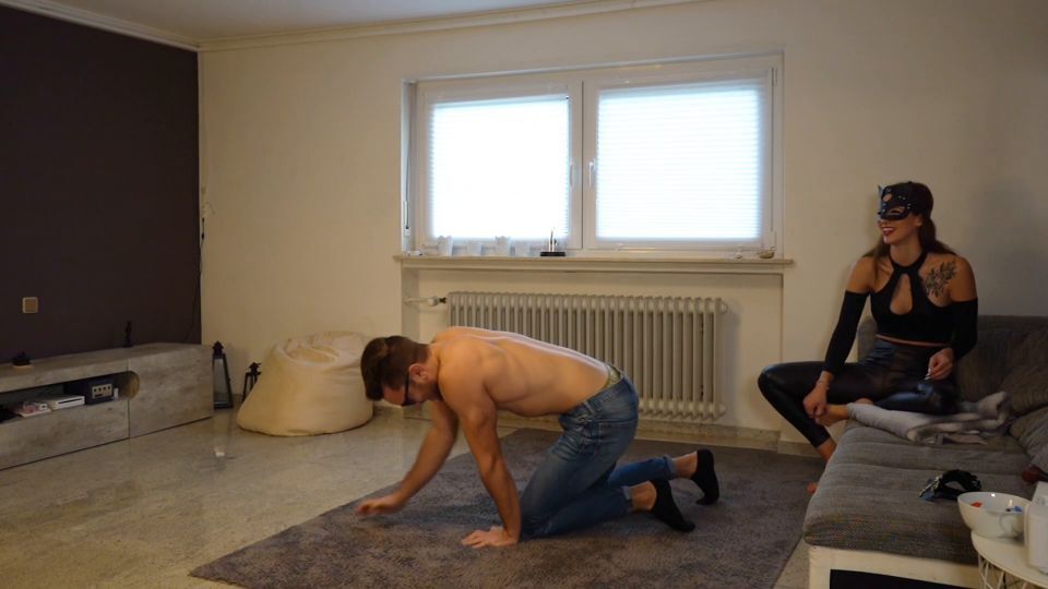 Athleteballbusting – Self Defense Ballbusting One Girl Against 4 Balls With Subtitles galery screen 2