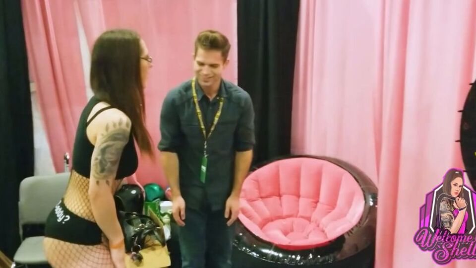 Welcome To Shell – Public Ballbusting At Exxxotica