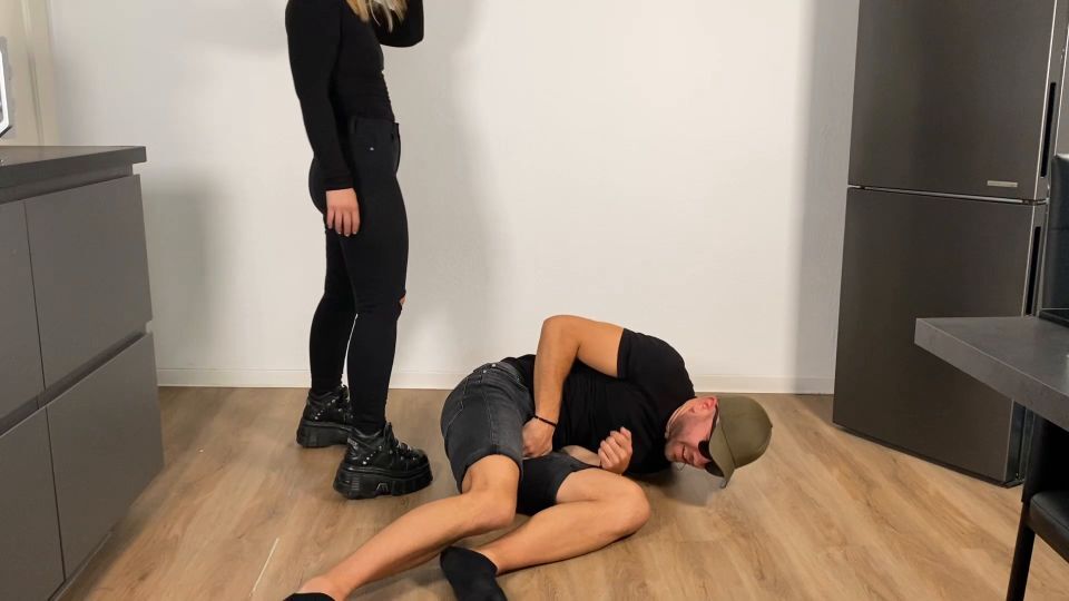 Athleteballbusting – Ballbusting In Steel Cap Boots