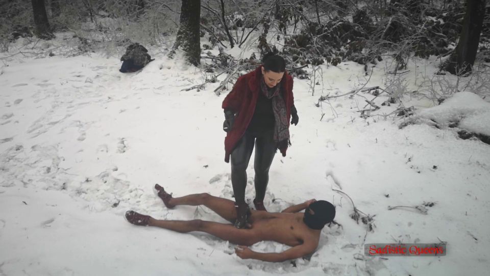 Sadistic Queens – Squishysax – Mistress Luna – Beaten In The Freezing Snow galery screen 3