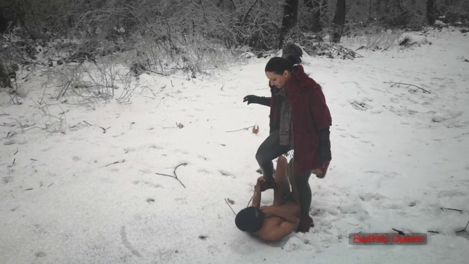 Sadistic Queens – Squishysax – Mistress Luna – Beaten In The Freezing Snow
