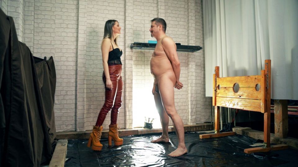Noirqueenie – Ballbusting With Boots Angle 1