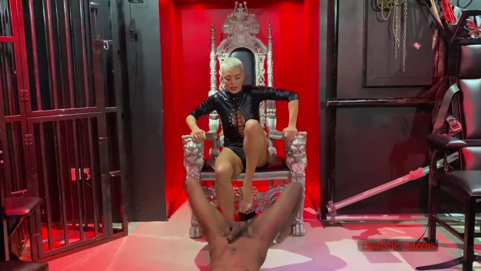Sadistic Queens – Squishysax – Hunteress – Your Balls Look Fit To Burst galery screen 3